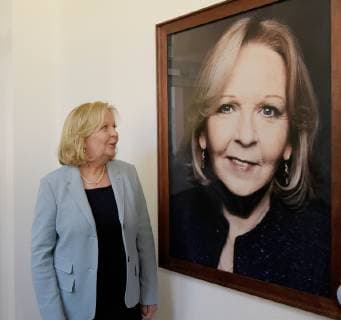 Duesseldorf MP a D Hannelore Kraft is presented in the gallery with a photograph of the photo artist Jim Rakete NRW Minister President Armin Laschet is pleased to present together with Minister President a D Hannelore Kraft the new portrait of the first head of government of North Rhine-Westphalia in the State Chancellery in Duesseldorf on 22 03 2019 MP a D Hannelore Kraft hangs in the gallery next to Juergen Ruettger Copyright: xGottschalk Eibner-Pressefotox EP_uga