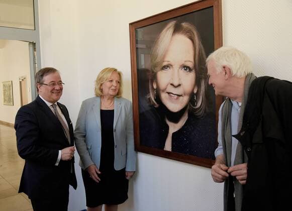 Entertainment Themen der Woche KW12 Entertainment Bilder des Tages Duesseldorf MP a.D.Hannelore Kraft wird in die Galerie mit einer Fotografie des Fotokuenstlers Jim Rakete dargestellt. NRW-Ministerpaesident Armin Laschet,freut sich,gemeinsam mit Ministerpraesidentin a.D.Hannelore Kraft das neue Portraitbild der ersten Regierungschefin Nordrhein-Westfalens in der Staatskanzlei in Duesseldorf am 22.03.2019 vorzustellen.MP a.D.Hannelore Kraft haengt in der Galerie neben Juergen Ruettgers. *** Duesseldorf MP a D Hannelore Kraft is presented in the gallery with a photograph of the photo artist Jim Rakete NRW Minister President Armin Laschet is pleased to present together with Minister President a D Hannelore Kraft the new portrait of the first head of government of North Rhine-Westphalia in the State Chancellery in Duesseldorf on 22 03 2019 MP a D Hannelore Kraft hangs in the gallery next to Juergen Ruettger Copyright: xGottschalk Eibner-Pressefotox EP_uga