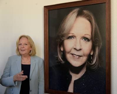 Duesseldorf MP a D Hannelore Kraft is presented in the gallery with a photograph of the photo artist Jim Rakete NRW Minister President Armin Laschet is pleased to present together with Minister President a D Hannelore Kraft the new portrait of the first head of government of North Rhine-Westphalia in the State Chancellery in Duesseldorf on 22 03 2019 MP a D Hannelore Kraft hangs in the gallery next to Juergen Ruettger Copyright: xGottschalk Eibner-Pressefotox EP_uga