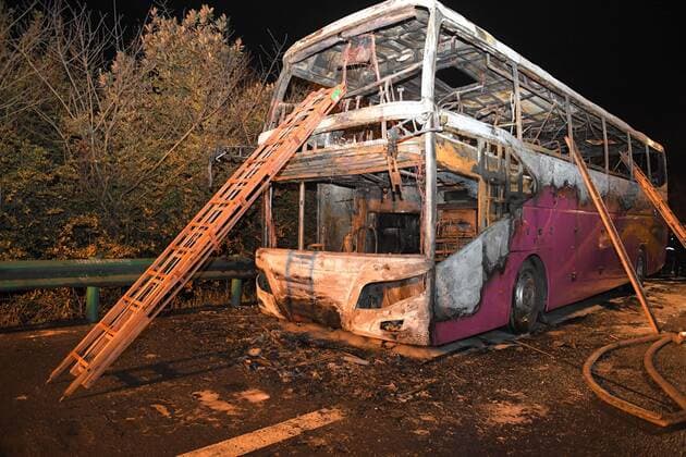 News Themen der Woche KW12 News Bilder des Tages China, Busunglück in Changde (190323) -- CHANGDE, March 23, 2019 (Xinhua) -- Photo taken on March 22, 2019 shows the accident site of a coach fire in Changde, central China s Hunan Province. Twenty-six people were killed and 28 others injured after a tour coach caught fire in central China s Hunan Province on Friday, local authorities said. The injured, including five in critical condition, were rushed to three local hospitals for treatment, according to the publicity department of the Hunan Provincial Committee of the Communist Party of China. The accident happened around 19:15 on Friday evening when the 59-seater bus from neighboring Henan province suddenly caught fire on a highway in Hanshou County in the city of Changde. There were 56 people on board, including 53 passengers, two drivers and a tour guide. The two drivers were detained and an investigat 
