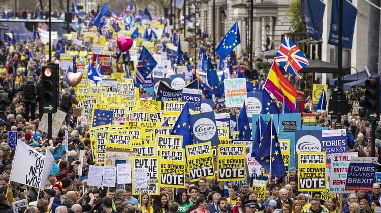 News Themen der Woche KW12 March 23, 2019 - London, London, UK - London, UK. Hundreds of thousands of people march through central London to demand that government allow a People s Vote on the Brexit deal. Several key votes will be held in Parliament in the coming week. London UK  - ZUMAl94_ 20190323_zaf_l94_012 Copyright: xRobxPinneyx