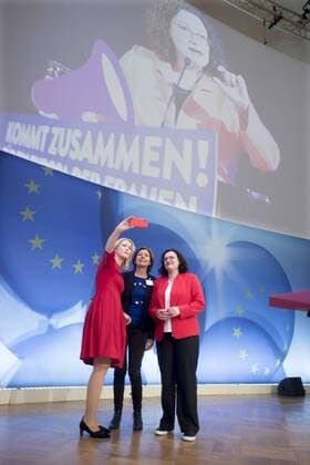 News Bilder des Tages Schwesig, Dreyer, Nahles - SPD Europa Konvent DEU, Deutschland, Germany, Berlin, 23.03.2019 Manuela Schwesig, stellv. Bundesvorsitzende der SPD und Ministerpraesidentin in Mecklenburg-Vorpommern, Malu Dreyer, Ministerpraesidentin von Rheinland-Pfalz, und Andrea Nahles, SPD-Vorsitzende (v.l.n.r.), waehrend des Parteikonvents zum Europawahlprogramm Europawahl 2019 in Berlin, Deutschland. Manuela Schwesig, State Premier of the German state of Mecklenburg-Vorpommern, Malu Dreyer, Minister President of Rheinland-Pfalz, and Andrea Nahles, Leader of the SPD, Olaf Scholz, German Finance Minister, and Udo Bullmann, top candidate of the SPD (f.l.t.r.), during the presentation of the SPD Social Democratic Party of Germany election programm at a convention in Berlin, Germany, March 23, 2019. SPD members from across Germany have come to agree on the
