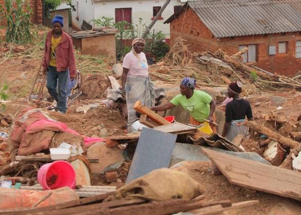 News Themen der Woche KW12 News Bilder des Tages (190323) -- MANICALAND (ZIMBABWE), March 23, 2019 -- Villagers salvage items from debris in a village ravaged by Cyclone Idai in Chimanimani, Manicaland Province, Zimbabwe, March 23, 2019. Zimbabwe began two days of national mourning on Saturday in remembrance of the victims of Cyclone Idai which induced floods ravaging the eastern and southern parts of the country last weekend. The Civil Protection Unit said that as of Friday night, the death toll from Idai in Zimbabwe had risen to 154 with 187 still missing. A total of 162 people were injured while 136 were marooned. ) ZIMBABWE-MANICALAND-CHIMANIMANI-CYCLONE IDAI ShaunxJusa 