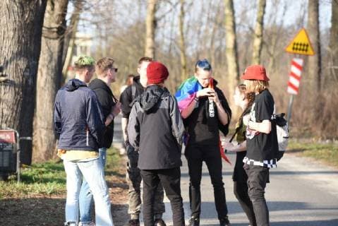 Neonazi Rock-Konzert startet - Gleichzeitig findet weiter Friedensfest statt 23.03.2019 16:00 Ostritz, Stadtgebiet Am Samstagnachmittag begann allmählich die Anreise zum Rechtsrockkonzert in Ostritz. Szenebekannte strömten auf das Gelände des Hotel Neißeblick. Zahlreiche Polizisten beobachten die Anreise und kontrollierten stickprobenartig die Personen. Gleichzeitig findet weiterhin das Ostritzer Friedensfest statt. Erste Bilder vom Rechtsrock-Konzert auf dem Gelände des Hotels Neißeblick in Ostritz sowie dem Friedensfest auf dem Marktplatz. Bisher gab es keine Störungen. Beide Veranstaltungen sind gut besucht. Auf polnischer Seite sind gegen 16 Uhr Gegner des rechtsgerichteten Konzerts angerückt und spielen von einem mobilen Wagen Musik in voller Lautstärke, um die Veranstaltung auf dem Hotelkomplex zu stören. Die Polize Copyright: xLausitzNews.dex