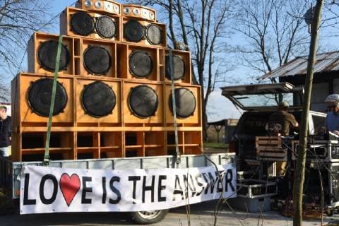 Neonazi Rock-Konzert startet - Gleichzeitig findet weiter Friedensfest statt 23.03.2019 16:00 Ostritz, Stadtgebiet Am Samstagnachmittag begann allmählich die Anreise zum Rechtsrockkonzert in Ostritz. Szenebekannte strömten auf das Gelände des Hotel Neißeblick. Zahlreiche Polizisten beobachten die Anreise und kontrollierten stickprobenartig die Personen. Gleichzeitig findet weiterhin das Ostritzer Friedensfest statt. Erste Bilder vom Rechtsrock-Konzert auf dem Gelände des Hotels Neißeblick in Ostritz sowie dem Friedensfest auf dem Marktplatz. Bisher gab es keine Störungen. Beide Veranstaltungen sind gut besucht. Auf polnischer Seite sind gegen 16 Uhr Gegner des rechtsgerichteten Konzerts angerückt und spielen von einem mobilen Wagen Musik in voller Lautstärke, um die Veranstaltung auf dem Hotelkomplex zu stören. Die Polize Copyright: xLausitzNews.dex