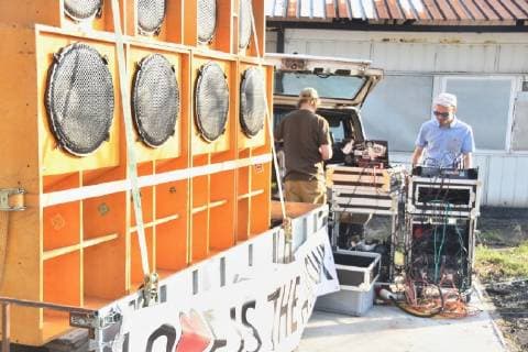 Neonazi Rock-Konzert startet - Gleichzeitig findet weiter Friedensfest statt 23.03.2019 16:00 Ostritz, Stadtgebiet Am Samstagnachmittag begann allmählich die Anreise zum Rechtsrockkonzert in Ostritz. Szenebekannte strömten auf das Gelände des Hotel Neißeblick. Zahlreiche Polizisten beobachten die Anreise und kontrollierten stickprobenartig die Personen. Gleichzeitig findet weiterhin das Ostritzer Friedensfest statt. Erste Bilder vom Rechtsrock-Konzert auf dem Gelände des Hotels Neißeblick in Ostritz sowie dem Friedensfest auf dem Marktplatz. Bisher gab es keine Störungen. Beide Veranstaltungen sind gut besucht. Auf polnischer Seite sind gegen 16 Uhr Gegner des rechtsgerichteten Konzerts angerückt und spielen von einem mobilen Wagen Musik in voller Lautstärke, um die Veranstaltung auf dem Hotelkomplex zu stören. Die Polize Copyright: xLausitzNews.dex