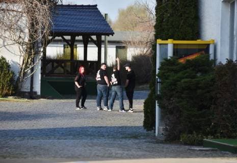 Neonazi Rock-Konzert startet - Gleichzeitig findet weiter Friedensfest statt 23.03.2019 16:00 Ostritz, Stadtgebiet Am Samstagnachmittag begann allmählich die Anreise zum Rechtsrockkonzert in Ostritz. Szenebekannte strömten auf das Gelände des Hotel Neißeblick. Zahlreiche Polizisten beobachten die Anreise und kontrollierten stickprobenartig die Personen. Gleichzeitig findet weiterhin das Ostritzer Friedensfest statt. Erste Bilder vom Rechtsrock-Konzert auf dem Gelände des Hotels Neißeblick in Ostritz sowie dem Friedensfest auf dem Marktplatz. Bisher gab es keine Störungen. Beide Veranstaltungen sind gut besucht. Auf polnischer Seite sind gegen 16 Uhr Gegner des rechtsgerichteten Konzerts angerückt und spielen von einem mobilen Wagen Musik in voller Lautstärke, um die Veranstaltung auf dem Hotelkomplex zu stören. Die Polize Copyright: xLausitzNews.dex
