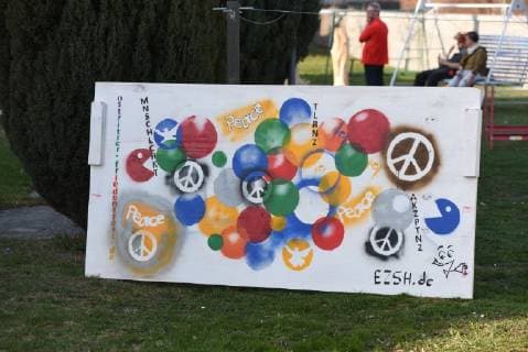 Neonazi Rock-Konzert startet - Gleichzeitig findet weiter Friedensfest statt 23.03.2019 16:00 Ostritz, Stadtgebiet Am Samstagnachmittag begann allmählich die Anreise zum Rechtsrockkonzert in Ostritz. Szenebekannte strömten auf das Gelände des Hotel Neißeblick. Zahlreiche Polizisten beobachten die Anreise und kontrollierten stickprobenartig die Personen. Gleichzeitig findet weiterhin das Ostritzer Friedensfest statt. Erste Bilder vom Rechtsrock-Konzert auf dem Gelände des Hotels Neißeblick in Ostritz sowie dem Friedensfest auf dem Marktplatz. Bisher gab es keine Störungen. Beide Veranstaltungen sind gut besucht. Auf polnischer Seite sind gegen 16 Uhr Gegner des rechtsgerichteten Konzerts angerückt und spielen von einem mobilen Wagen Musik in voller Lautstärke, um die Veranstaltung auf dem Hotelkomplex zu stören. Die Polize Copyright: xLausitzNews.dex