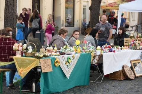 Neonazi Rock-Konzert startet - Gleichzeitig findet weiter Friedensfest statt 23.03.2019 16:00 Ostritz, Stadtgebiet Am Samstagnachmittag begann allmählich die Anreise zum Rechtsrockkonzert in Ostritz. Szenebekannte strömten auf das Gelände des Hotel Neißeblick. Zahlreiche Polizisten beobachten die Anreise und kontrollierten stickprobenartig die Personen. Gleichzeitig findet weiterhin das Ostritzer Friedensfest statt. Erste Bilder vom Rechtsrock-Konzert auf dem Gelände des Hotels Neißeblick in Ostritz sowie dem Friedensfest auf dem Marktplatz. Bisher gab es keine Störungen. Beide Veranstaltungen sind gut besucht. Auf polnischer Seite sind gegen 16 Uhr Gegner des rechtsgerichteten Konzerts angerückt und spielen von einem mobilen Wagen Musik in voller Lautstärke, um die Veranstaltung auf dem Hotelkomplex zu stören. Die Polize Copyright: xLausitzNews.dex