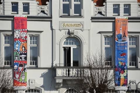 Neonazi Rock-Konzert startet - Gleichzeitig findet weiter Friedensfest statt 23.03.2019 16:00 Ostritz, Stadtgebiet Am Samstagnachmittag begann allmählich die Anreise zum Rechtsrockkonzert in Ostritz. Szenebekannte strömten auf das Gelände des Hotel Neißeblick. Zahlreiche Polizisten beobachten die Anreise und kontrollierten stickprobenartig die Personen. Gleichzeitig findet weiterhin das Ostritzer Friedensfest statt. Erste Bilder vom Rechtsrock-Konzert auf dem Gelände des Hotels Neißeblick in Ostritz sowie dem Friedensfest auf dem Marktplatz. Bisher gab es keine Störungen. Beide Veranstaltungen sind gut besucht. Auf polnischer Seite sind gegen 16 Uhr Gegner des rechtsgerichteten Konzerts angerückt und spielen von einem mobilen Wagen Musik in voller Lautstärke, um die Veranstaltung auf dem Hotelkomplex zu stören. Die Polize Copyright: xLausitzNews.dex