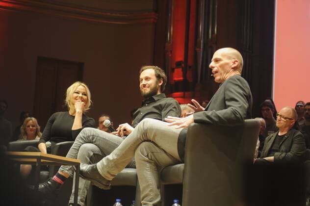 News Themen der Woche KW13 News Bilder des Tages The former Greek Finance Minister Yanis Varoufakis launched this March 25 in Brussels, his project for the European elections DiEM25 (first transnational list in Europe). He was in the presence of the various candidates as well as Pamela Anderson and Benoit Hamon who came to support his project.  NicolasxLandemardx xLexPictorium LePictorium_0204816