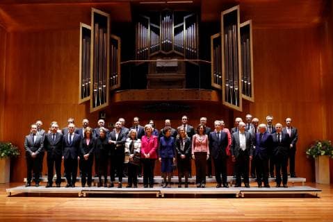 Entertainment Bilder des Tages Spain s Emeritus Queen Sofia (C, Mayoress of Madrid, Manuela Carmena (L), and Paloma O Shea (R), president of Cultural Foundation Albeniz, pose with members of the Queen Sofia Higher School of Music s Patronage prior to their meeting in Madrid, Spain, 26 March 2019. Spain s Emeritus Queen Sofia chairs the Higher School of Music s Patronage meeting in Madrid !ACHTUNG: NUR REDAKTIONELLE NUTZUNG!  Copyright: xBallesterosx GRAF228 20190326-636892051550549841