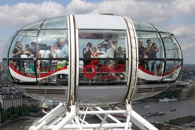 24 05 2017 London GBR people in a gondola of the London Eye outside exterior view British England English Europe European river spring spring building waters gondola Great Britain high altitude hoehenangst downtown season London London Eye people QF landscape landscape Ferris wheel sightseeing sightseeing sightseeing city Thames tourism tour