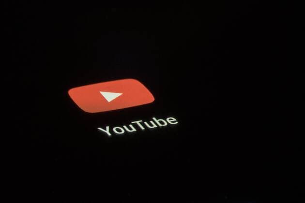 YouTube App Icon on a Display Mobile Phone Smartphone Tablet Germany Europe Copyright: imageBROKER/TheaxJaeger iblchs04864202.jpg