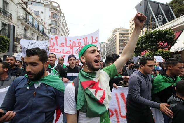 Algerien, Demonstration gegen weitere Amtszeit von Bouteflika March 26, 2019 - Algiers, Algeria - Algerian students demonstrate with national flags in the center of the capital, Algiers in Algeria on March 26, 2019, against the extension of the mandate of President Abdelaziz Bouteflika and demanding an immediate change. Algiers Algeria  - ZUMAn230 20190326_zaa_n230_252 Copyright: xBillalxBensalemx