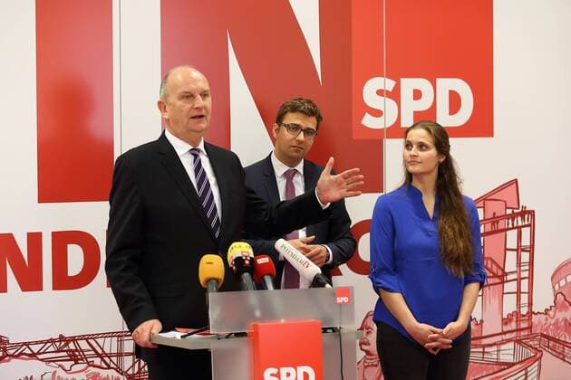 News Themen der Woche KW13 News Bilder des Tages Ministerpräsident Dietmar Woidke (SPD), Generalsekretär Erik Stohn (SPD) und Maja Wallstein (SPD, mögliche Nachrückerin), v.l., während einer Pressekonferenz zum Vorfall um den Brandenburger SPD-Europakandidaten Simon Vaut, Regine-Hildebrandt-Haus, Potsdam, 27. März 2019. PK der Brandenburger SPD zu Simon Vaut *** Prime Minister Dietmar Woidke SPD Secretary General Erik Stohn SPD and Maja Wallstein SPD possible successor v l during a press conference on the incident involving Brandenburg SPDs European candidate Simon Vaut Regine Hildebrandt Haus Potsdam 27 March 2019 PK of Brandenburg SPD on Simon Vaut