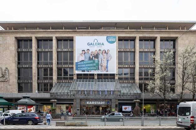 News Themen der Woche KW13 News Bilder des Tages Fusion von Karstadt und Galeria Kaufhof Im November 2018 wurde die Fusion von Karstadt und Kaufhof vom Bundeskartellamt offiziell bestätigt. Durch den Zusammenschluss verfügt der neue Einzelhandelsriese europaweit über 243 Standorte und beschäftigt rund 32.000 *** Merger of Karstadt and Galeria Kaufhof In November 2018, the merger of Karstadt and Kaufhof was officially confirmed by the Federal Cartel Office The merger means that the new retail giant now has 243 locations throughout Europe and employs around 32,000 people xSBx