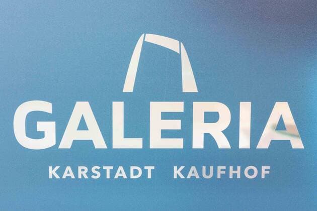 Merger of Karstadt and Galeria Kaufhof In November 2018, the merger of Karstadt and Kaufhof was officially confirmed by the Federal Cartel Office The merger means that the new retail giant now has 243 locations throughout Europe and employs around 32,000 people xSBx