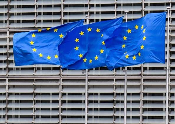 Europafahnen wehen vor der EU-Kommission , Berlaymont-Gebäude, Brüssel ( Bruessel) , Europaviertel, Foto:Winfried Rothermel *** European flags blow in front of the EU Commission Berlaymont Building Brussels Brussels European Quarter Photo Winfried Rothermel