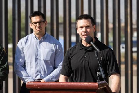 USA, Zoll- und Grenzschutzkommissar Kevin K. McAleenan besucht Grenze zu Mexiko in El Paso United States Customs and Border Protection Commissioner Kevin K. McAleenan addresses the dramatic increase in illegal crossings that continues along the Southwest border at a press conference in El Paso, Texas on Wednesday March 27, 2019. He appealed to lawmakers for more resources to handle the unprecedented migration surge.  ELP20190327341 JUSTINxHAMEL