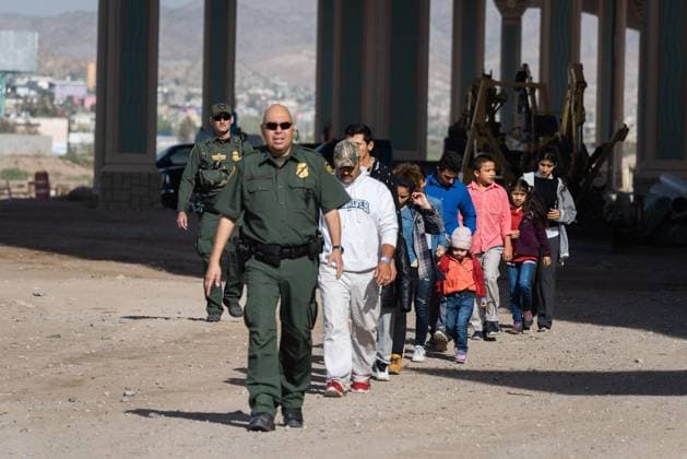 News Bilder des Tages USA, Zoll- und Grenzschutzkommissar Kevin K. McAleenan besucht Grenze zu Mexiko in El Paso Migrants walking to the Border Patrol processing center after crossing the Rio Grande River into the United States of America in El Paso, Texas on March 27, 2019. Nearby, United States Customs and Border Protection Commissioner Kevin K. McAleenan addressed the dramatic increase in illegal crossings that continues along the Southwest border at a press conference in El Paso, Texas on Wednesday March 27, 2019. He appealed to lawmakers for more resources to handle the unprecedented migration surge.  ELP20190327352 JUSTINxHAMEL
