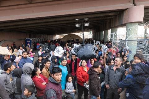 USA, Zoll- und Grenzschutzkommissar Kevin K. McAleenan besucht Grenze zu Mexiko in El Paso Migrants are shown being held for processing under the Paso del Norte Bridge in El Paso on March 27, 2019. Nearby, United States Customs and Border Protection Commissioner Kevin K. McAleenan addressed the dramatic increase in illegal crossings that continues along the Southwest border at a press conference in El Paso, Texas on Wednesday March 27, 2019. He appealed to lawmakers for more resources to handle the unprecedented migration surge.  ELP201903273465 JUSTINxHAMEL
