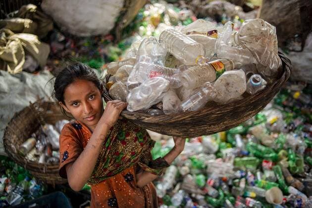 News Themen der Woche KW13 News Bilder des Tages March 27, 2019 - Dhaka, Dhaka, Bangladesh - An under-age girl seen working at a plastic bottle recycling factory..Women and under-age worker or child labour still work in many plastic bottle recycling factories. Most of the factories do not maintain any proper working conditions for any of its labourers. Dhaka Bangladesh - ZUMAs197 20190327_zab_s197_099 Copyright: xZiaulxHaquexOisharjhx