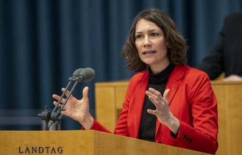Orientierungsdebatte zu Organspende und Organtransplantation Grundsatzdebatte im Mainzer Landtag Anne Spiegel, rheinland-pfälzische Staatsministerin für Familie, Frauen, Jugend, Integration und Verbraucherschutz (Bündnis 90 Die Grünen) spricht im rheinlandland-pfälzischen Landtag in Mainz während der Orientierungsdebatte zu Organspende und Organtransplantation. Aufgenommen am Mittwoch (27.03.2019) Mainz Rheinland-Pfalz Deutschland *** Orientation debate on organ donation and organ transplantation Policy debate in the Mainz Parliament Anne Spiegel Rhineland Palatinate Minister of State for Family Women Youth Integration and Consumer Protection Alliance 90 The Greens speak in the Rhineland Palatinate Parliament in Mainz during the orientation debate on organ donation and organ transplantation Taken up on Wednesday 27 03 2019 Main