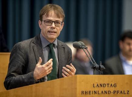 Orientierungsdebatte zu Organspende und Organtransplantation Grundsatzdebatte im Mainzer Landtag Andreas Hartenfels, Landtagsabgeordneter von Bündnis 90 Die Grünen in Rheinland-Pfalz spricht während der Orientierungsdebatte zu Organspende und Organtransplantation. Aufgenommen am Mittwoch (27.03.2019) Mainz Rheinland-Pfalz Deutschland *** Orientation debate on organ donation and organ transplant Andreas Hartenfels, member of the state parliament of Bündnis 90 Die Grünen in Rheinland Pfalz will speak during the orientation debate on organ donation and organ transplantation Recorded on Wednesday 27 03 2019 Mainz Rheinland Pfalz Germany