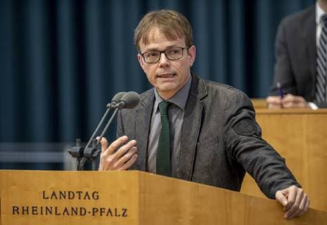 Orientierungsdebatte zu Organspende und Organtransplantation Grundsatzdebatte im Mainzer Landtag Andreas Hartenfels, Landtagsabgeordneter von Bündnis 90 Die Grünen in Rheinland-Pfalz spricht während der Orientierungsdebatte zu Organspende und Organtransplantation. Aufgenommen am Mittwoch (27.03.2019) Mainz Rheinland-Pfalz Deutschland *** Orientation debate on organ donation and organ transplant Andreas Hartenfels, member of the state parliament of Bündnis 90 Die Grünen in Rheinland Pfalz will speak during the orientation debate on organ donation and organ transplantation Recorded on Wednesday 27 03 2019 Mainz Rheinland Pfalz Germany