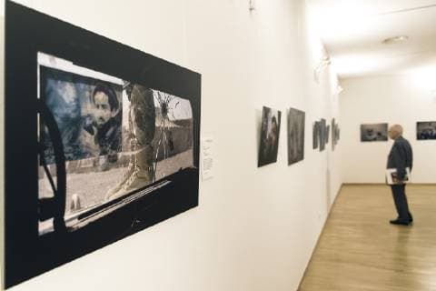 Anlaesslich des fuenften Todestages der Fotografin Anja Niedringhaus (1965-2014) zeigt das Kaethe Kollwitz Museum in Koeln ab Freitag (29.03.19) die erste posthume Retrospektive ihrer Arbeiten (Foto vom 28.03.19). Unter dem Titel Anja Niedringhaus. Bilderkriegerin sind bis zum 30. Juni rund 100 grossformatige Werke der Presse-Fotografin zu sehen. Die Pulitzer-Preis-Traegerin war am 4. April 2014 im Alter von 48 Jahren bei einem Einsatz in Afghanistan von einem Attentaeter erschossen worden. Niedringhaus berichtete mehr als 25 Jahre von Kriegsschauplaetzen der Welt, unter anderem aus dem Balkan, dem Irak und Afghanistan. Darueber hinaus lieferte sie Fotos von grossen Sportereignissen wie etwa den Tennis-Turnieren in Wimbledon oder den Olympischen Spielen. (Siehe epd-Meldung vom 28.03.19) Retrospektive ueber Fotografin Anja Niedringhaus i Copyright: epd-bildx xJoernxNeumann EDITORIAL USE ONLY