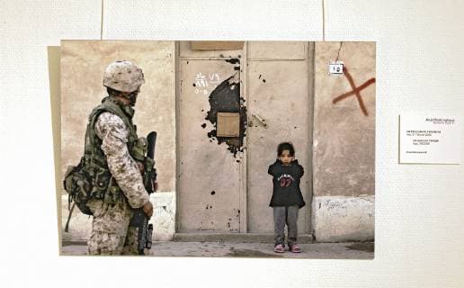 Anlaesslich des fuenften Todestages der Fotografin Anja Niedringhaus (1965-2014) zeigt das Kaethe Kollwitz Museum in Koeln ab Freitag (29.03.19) die erste posthume Retrospektive ihrer Arbeiten (Foto vom 28.03.19: US-Patrouille in Falludscha, Irak, 05.02.2005). Unter dem Titel Anja Niedringhaus. Bilderkriegerin sind bis zum 30. Juni rund 100 grossformatige Werke der Presse-Fotografin zu sehen. Die Pulitzer-Preis-Traegerin war am 4. April 2014 im Alter von 48 Jahren bei einem Einsatz in Afghanistan von einem Attentaeter erschossen worden. Niedringhaus berichtete mehr als 25 Jahre von Kriegsschauplaetzen der Welt, unter anderem aus dem Balkan, dem Irak und Afghanistan. Darueber hinaus lieferte sie Fotos von grossen Sportereignissen wie etwa den Tennis-Turnieren in Wimbledon oder den Olympischen Spielen. (Siehe epd-Meldung vom 28.03.19) Ret Copyright: epd-bildx xJoernxNeumann EDITORIAL USE ONLY