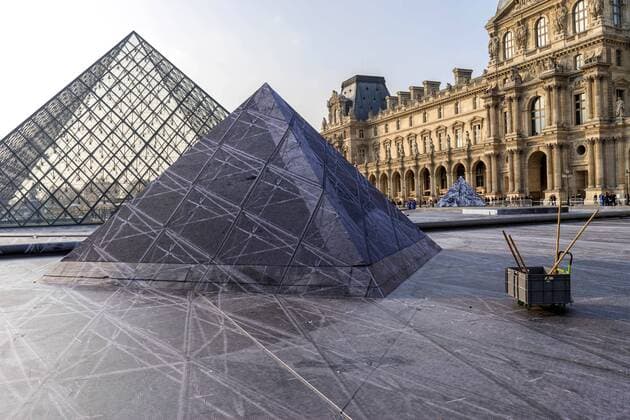 News Themen der Woche KW13 News Bilder des Tages aris France 28 Mars 2019 A l occasion des 30 ans de la pyramide du Louvre 400 volontaires participent a un collage geant sur toute la Cour Napoleon , une oeuvre collaborative realise par l artiste de rue français JR.On the occasion of the 30th anniversary of the Louvre Pyramid 400 volunteers participate in a giant collage on the entire Napoleon Court, a collaborative work created by the French street artist JR on March 28 2019  Copyright: xBrunoxLevesquex
