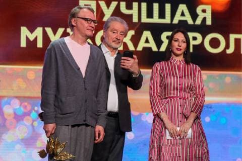 MOSCOW, RUSSIA â€“ MARCH 30, 2019: Actor Alexei Serebryakov (L) accepts an award for Best Actor for her role in Sergei Livnev s film Van Goghs at the 32nd Nika Film Award Ceremony. Vyacheslav Prokofyev TASS  TS0A6775