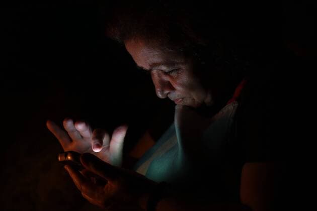 A woman observes her phone in the dark, in Caracas, Venezuela, 30 March 2019. The government of Nicolas Maduro and the state-owned Electric Corporation (Corpoelec) have not offered explanations about this latest national outage that is now 24 hours and that initially affected 21 of the 23 federal entities according to local media. Power outage continues in several states of Venezuela !ACHTUNG: NUR REDAKTIONELLE NUTZUNG!  Copyright: xMiguelxGutiérrezx AME3608 20190331-636896076583676602