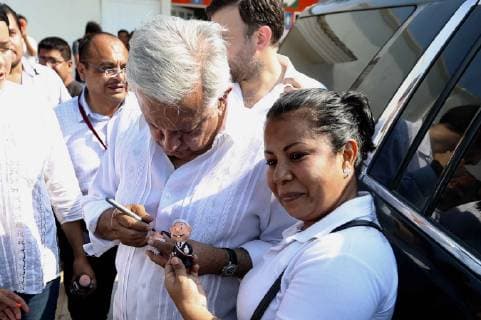 March 30 2019 EUM20190330NAC01 JPG HUEJUTLA Hgo Presidency Presidency AMLO President Andres Manuel Lopez Obrador in his transfer to the state of San Luis Potosi where he will head an event in the municipality of Aquismon stops at a gas station where people come to take pictures and ask him to sign dolls with his figure on Saturday 30 March 2019 Photo Agency EL UNIVERSAL German Espinosa MAR  - ZUMAu78_ 20190330_zaf_u78_031 Copyright: xGermanxEluniversalx