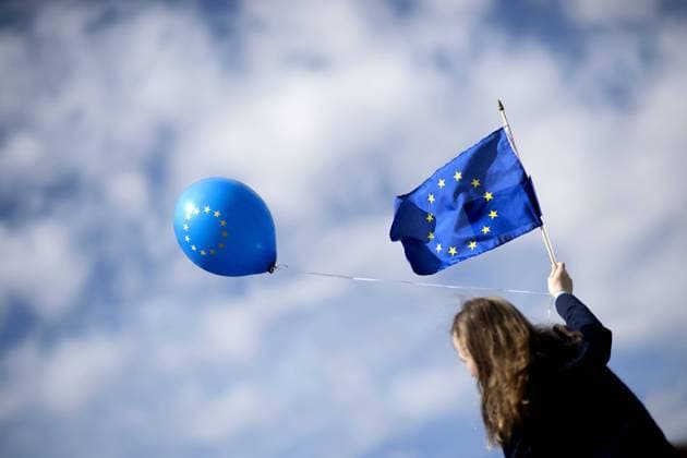 News Bilder des Tages Pulse of Europe Demo DEU, Deutschland, Germany, Berlin, 31.03.2019 Demonstranten mit EU-Fahne auf der Kundgebung Pulse of Europe, Puls von Europa, unter dem Motto Countdown zur Europawahl und Zeichen setzen fuer die Zukunft Europas gegen den drohenden Brexit und fuer ein vereintes Europa auf dem Gendarmenmarkt in Berlin. Mit Puls von Europa waechst eine EU-freundliche Buergerbewegung die mit blauen EU-Fahnen demonstriert. Die Bewegung richtet sich gegen Nationalismus, Isolation und Rechte Bewegungen in Europa. Supporters and Demonstrants with flag of the EU at a rally of of the movement for a pro-EU demonstration Pulse of Europe against the threat of o Brexit and in favour for the European idea at the Gendarmenmarkt in Berlin, Germany. The movement came up after the Brexit referendum as a pro-European voice to counter isolationist, right-