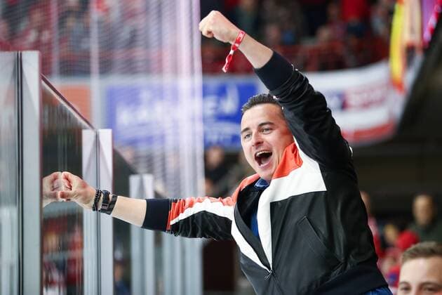 Entertainment Themen der Woche KW13 Entertainment Bilder des Tages KLAGENFURT,AUSTRIA,31.MAR.19 - ICE HOCKEY - EBEL, Erste Bank Eishockey Liga, play off, semifinal, KAC Klagenfurt vs Graz 99ers. Image shows the rejoicing of Andreas Gabalier. *** KLAGENFURT AUSTRIA 31 MAR 19 ICE HOCKEY EBEL Erste Bank Eishockey Liga play off semifinal KAC Klagenfurt vs Graz 99ers Image shows the rejoicing of Andreas Gabalier 