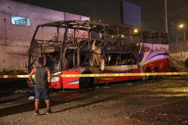 News Themen der Woche KW13 View of the charred remains of the bus of the company Sajy Bus that caught fire in the bus terminal of Fiori, located in the district of San Martin de Porres, in Lima, Peru, 31 March 2019. At least 16 people have died and another seven have been wounded this Sunday when a bus suddenly burned inside an informal station in Lima, according to the National Police of Peru (PNP). The fire occurred at around 7:30 pm local time (00:30 GMT on Monday) in a coach of the company Sajy Bus that was preparing to cover the route between Lima and Chiclayo, located about 800 kilometers north of the Peruvian capital. At least 16 dead and seven injured in the fire of a bus in Lima !ACHTUNG: NUR REDAKTIONELLE NUTZUNG!  Copyright: xGeraldoxCasox AME4277 20190401-636896976920137140