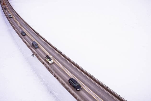 Lillehammer THEMENBILD - Fahrzeuge auf einer Bruecke ueber den Mjosa-See, aufgenommen am 12. Maerz 2019 in Lillehammer, Norwegen Cars driving on a bridge over the Lake Mjosa , Lillehammer, Norway on 2018 03 12. *** Lillehammer THEME PICTURE Vehicles on a bridge over Lake Mjosa recorded on 12 March 2019 in Lillehammer Norway Cars driving on a bridge over the Lake Mjosa Lillehammer Norway on 2018 03 12  EP_EX_FEI  