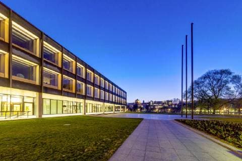 DEU, Deutschland, Stuttgart, 31.03.2019: - Der baden-württembergische Landtag in Stuttgart wurde 1959 bis 19661 von den Architekten Viertel, Linde und Heinle erbaut. Der dreigeschossige Stahlbetonskelettbau befindet sich am Eckensee neben der Stuttgarter Oper. Die Architektur sollte nicht in Konkurrenz zum typischen O p e r n h a u s - K l a s s i z i s m u s des G r o ß e n H a u s e s stehen und wurde deshalb sehr zurückhaltend ausgearbeitet. *** DEU Deutschland Stuttgart 31 03 2019 The state parliament of Baden-Württemberg in Stuttgart was built between 1959 and 19661 by the architects Viertel Linde und Heinle The three-storey reinforced concrete skeleton building is located on Eckensee next to the Stuttgart Opera House The architecture should not be in competition with the typical O p e r n h a s s i c i s s m u s of