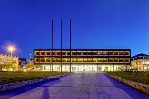 DEU, Deutschland, Stuttgart, 31.03.2019: - Der baden-württembergische Landtag in Stuttgart wurde 1959 bis 19661 von den Architekten Viertel, Linde und Heinle erbaut. Der dreigeschossige Stahlbetonskelettbau befindet sich am Eckensee neben der Stuttgarter Oper. Die Architektur sollte nicht in Konkurrenz zum typischen O p e r n h a u s - K l a s s i z i s m u s des G r o ß e n H a u s e s stehen und wurde deshalb sehr zurückhaltend ausgearbeitet. *** DEU Deutschland Stuttgart 31 03 2019 The state parliament of Baden-Württemberg in Stuttgart was built between 1959 and 19661 by the architects Viertel Linde und Heinle The three-storey reinforced concrete skeleton building is located on Eckensee next to the Stuttgart Opera House The architecture should not be in competition with the typical O p e r n h a s s i c i s s m u s of