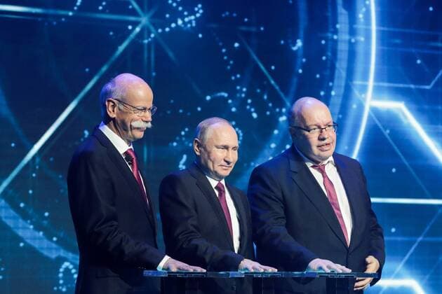 News Bilder des Tages MOSCOW REGION, RUSSIA - APRIL 3, 2019: Daimler AG CEO and Mercedes-Benz Cars Head Dieter Zetsche, Russia s President Vladimir Putin, Germany s Economy Minister Peter Altmaier (L-R) at an opening ceremony of the Moskovia Mercedes-Benz assembly plant of the Daimler AG German automotive corporation in the Yesipovo industrial park. Sergei Bobylev TASS  TS0A6C69