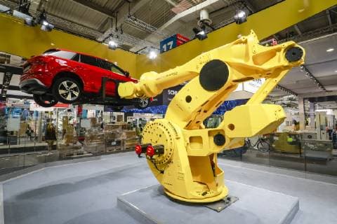 31.03.2019, Hannover, Niedersachsen, Deutschland - Hannover Messe, Industrieroboter auf dem Fanuc Messestand hebt ein Auto, hier auf der Presse Highlight Tour am Tag vor der Messeeroeffnung. Hannover Niedersachsen Deutschland *** 31 03 2019 Hanover Lower Saxony Germany Hanover Fair Industrial Robots at the Fanuc booth lifts a car here on the Press Highlight Tour on the day before the opening Hanover Lower Saxony Germany