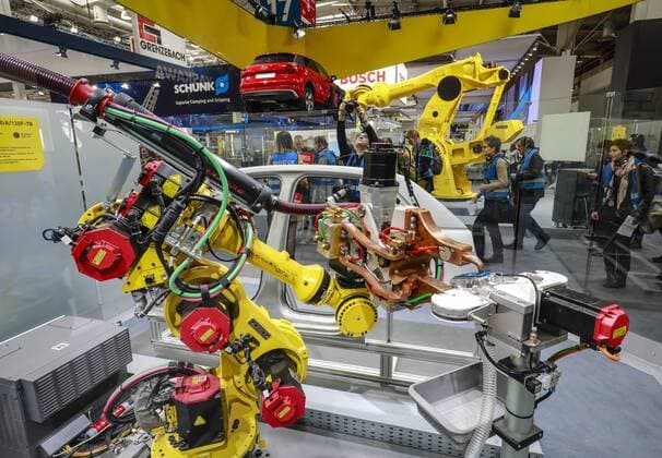 31 03 2019 Hannover Niedersachsen Deutschland Hannover Messe Industrial Robots at the Fanuc booth welding and transporting cars here on the Press Highlight Tour on the day before the opening of the fair Hannover Niedersachsen Germany