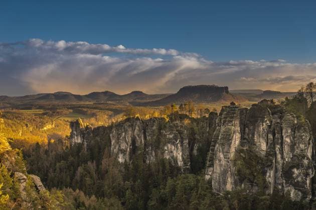 Blick von der Bastei ins Elbtal Bastei im Elbsandsteingebirge - Saechsische Schweiz in Lohmen, Deutschland am 13.02.2015 *** View from the Bastei into the Elbe Valley Bastei in the Elbe Sandstone Mountains Saxon Switzerland in Lohmen Germany on 13 02 2015