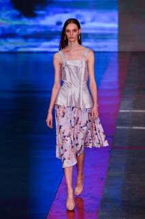 (190404) -- MEXICO CITY, April 4, 2019 (Xinhua) -- A model presents a creation at the Armando Takeda Show during the Mercedes-Benz Fashion Week in Mexico City, Mexico, April 3, 2019. (Xinhua Xin Yuewei) MEXICO-MEXICO CITY-FASHION WEEK 