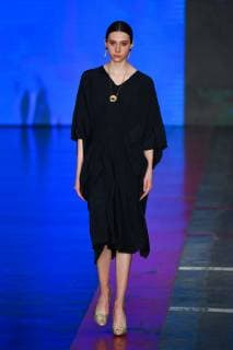 (190404) -- MEXICO CITY, April 4, 2019 (Xinhua) -- A model presents a creation at the Armando Takeda Show during the Mercedes-Benz Fashion Week in Mexico City, Mexico, April 3, 2019. (Xinhua Xin Yuewei) MEXICO-MEXICO CITY-FASHION WEEK 