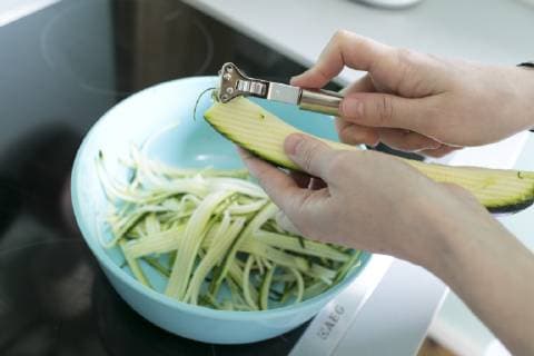 Symbolbild zum Thema kohlenhydratarme Ernaehrung. Zubereitung von Zucchini Spaghetti, Zoodles, Bonn, 20.03.2019. Bonn Deutschland *** Symbol picture on the subject of low-carbohydrate nutrition Preparation of courgettes Spaghetti Zoodles Bonn 20 03 2019 Bonn Germany Copyright: xUtexGrabowskyx xphotothek.netx