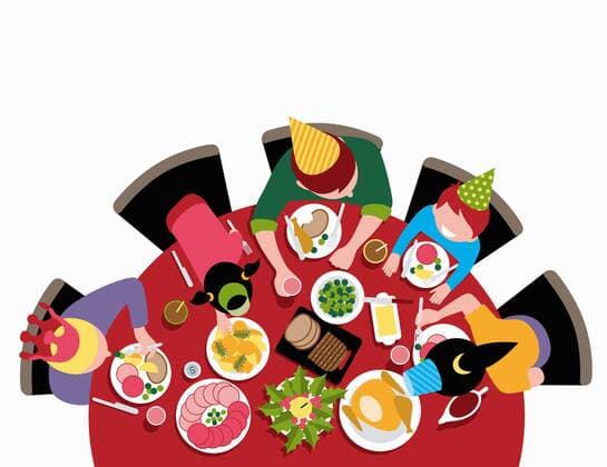 Draufsicht einer Familie beim weihnachtlichen Essen  Copyright: xPatrickxGeorgex 11480189